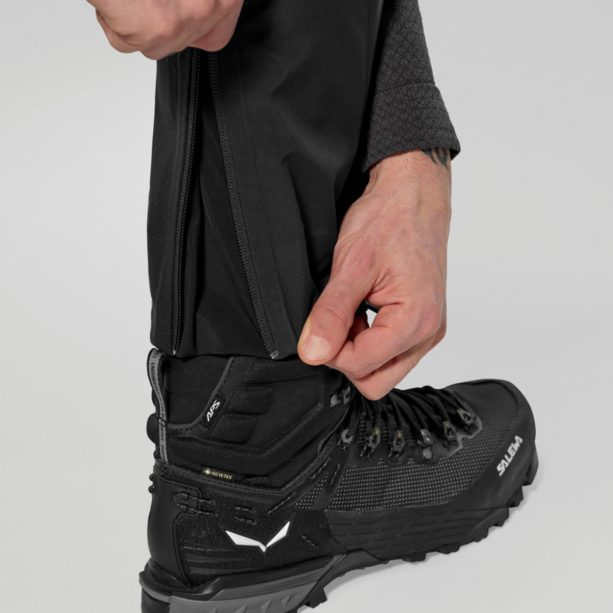 Мъжки туристически панталони Salewa Ortles GTX 3L Epe Pants Men Black Out